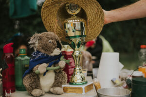 Ein goldener Pokal und ein Kuscheltier-Koalabär