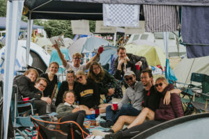 Eine Gruppe junger Menschen in einem Zeltcamp