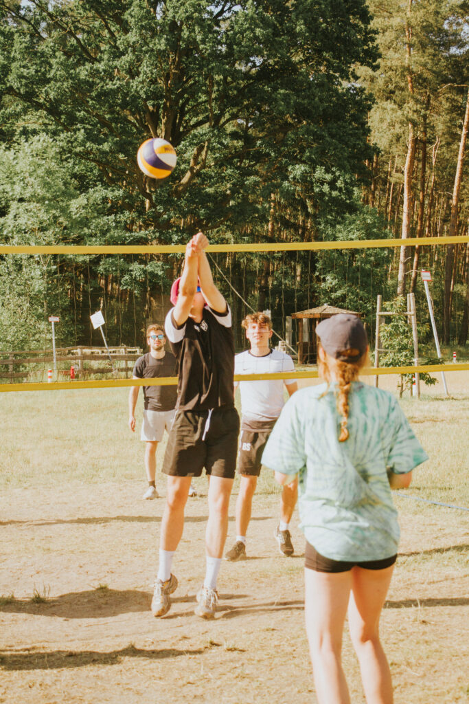 glückliche Menschen spielen Volleyball