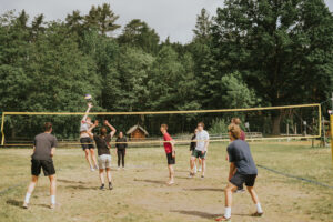glückliche Menschen spielen Volleyball