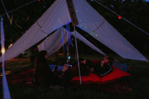 Menschen entspannen in einem Zelt